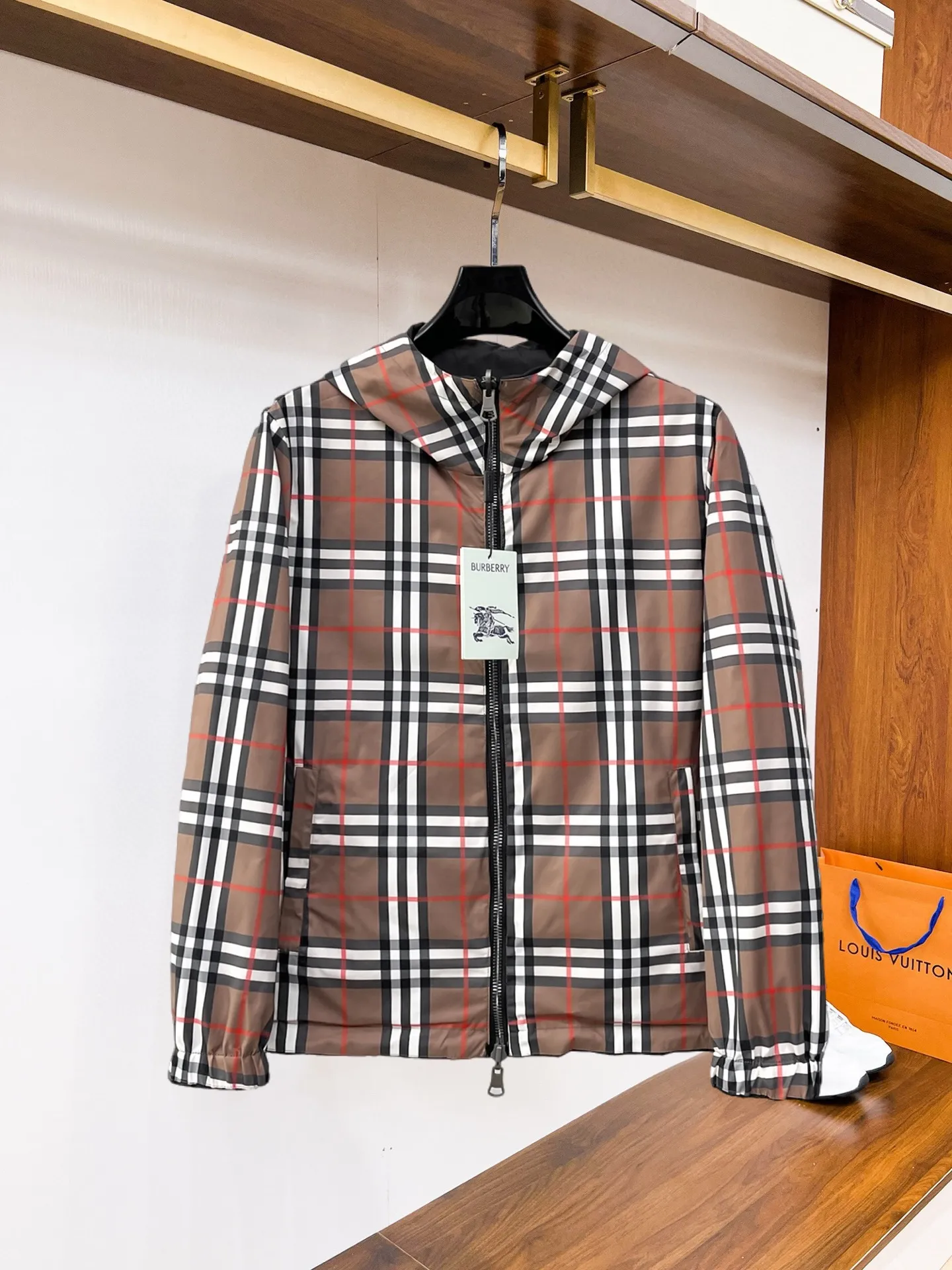 Burberry reversible, 2026 autumn New Arrival jacket, new show product‼ The product is in perfect condition, comfortable and warm, with three standard colors and full and attractive colors. The very outstanding design easily enhances the sense of fashion. The workmanship is extremely sophisticated and rigorous, and the wiring is neat and meticulous! A masterpiece from a famous designer! The upper body does not look bloated and is super handsome! In Stock Sizes：M～3XL
